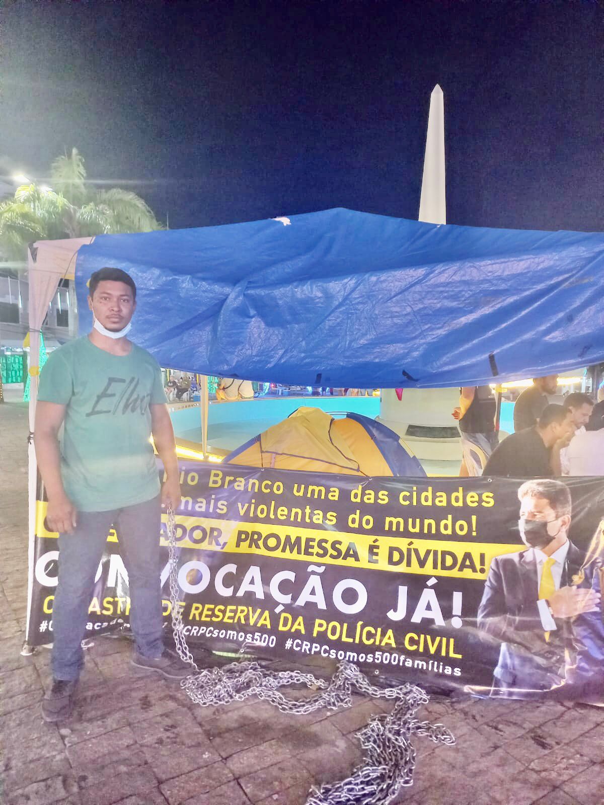 Após 35 dias acorrentado na frente do Palácio Rio Branco, jovem encerra protesto